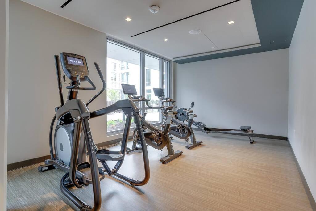 Stylish Condo At Clarendon With Rooftop Views อาร์ลิงตัน ภายนอก รูปภาพ